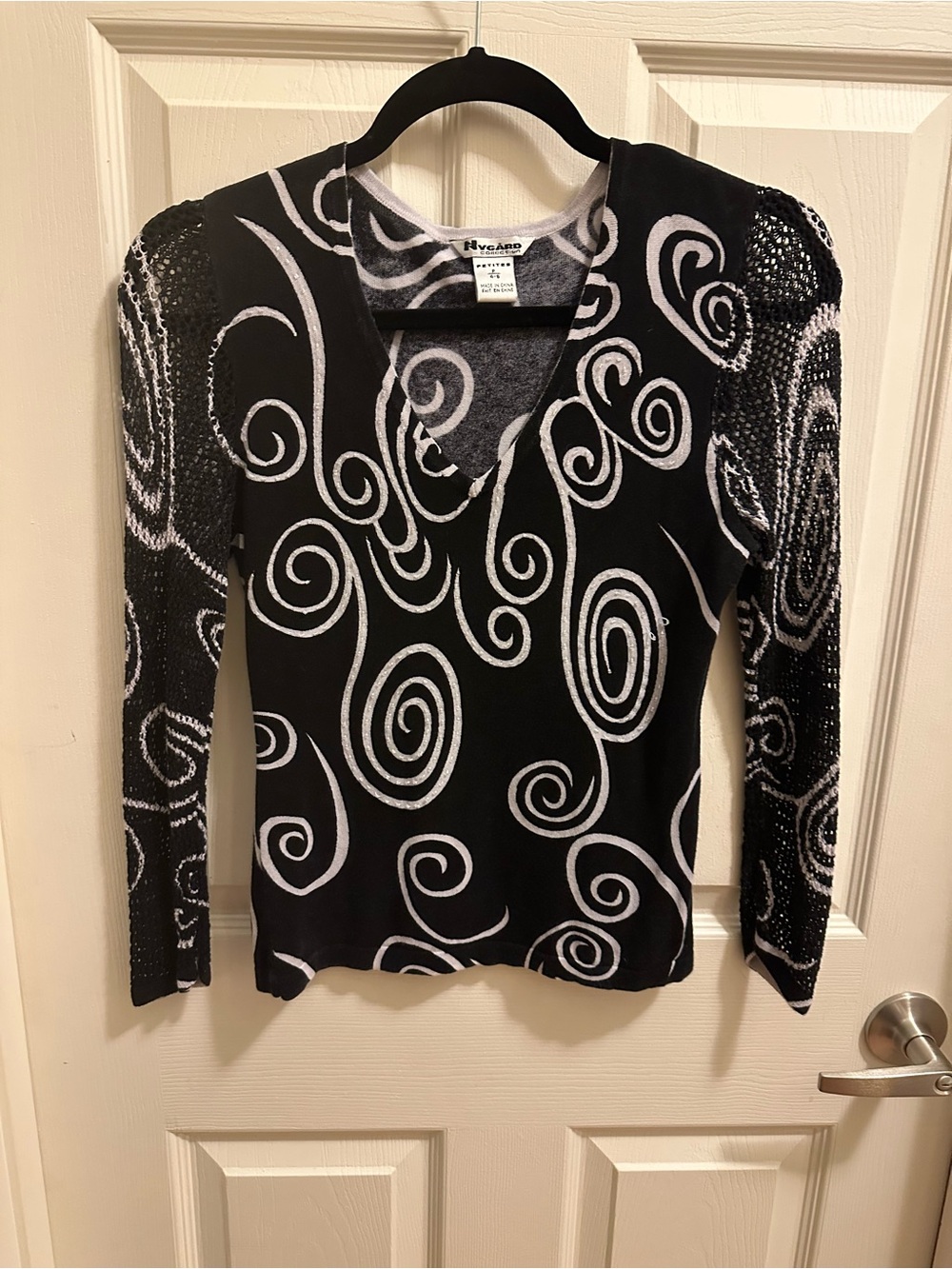 Peter Nygard Black & White Swirl V-Neck Long Sleeve Top